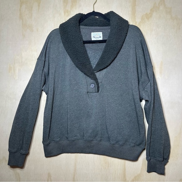 American Eagle Mountain Graphic Sweater - Picture 1 of 9